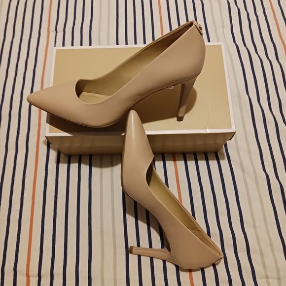 Michael Kors Dorothy Flex Pump Heel - Picture 8 of 11